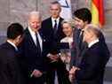 Le président américain Joe Biden s'entretient avec le premier ministre japonais Fumio Kishida, le chancelier allemand Olaf Scholz, le premier ministre canadien Justin Trudeau, la présidente de la Commission européenne Ursula von der Leyen et le secrétaire général de l'OTAN Jens Stoltenberg avant une photo de famille des dirigeants du G7 lors d'un sommet de l'OTAN sur l'invasion de la Russie d'Ukraine, au siège de l'alliance à Bruxelles, Belgique le 24 mars 2022. REUTERS/Henry Nicholls/Pool