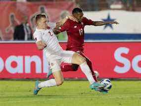 Alberto Quintero du Panama en action avec Alistair Johnston du Canada à l'Estadio Rommel Fernandez, à Panama City, Panama, le 30 mars 2022.