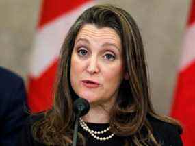 La vice-première ministre et ministre des Finances Chrystia Freeland prend la parole lors d'une conférence de presse à Ottawa, le 17 février 2022.