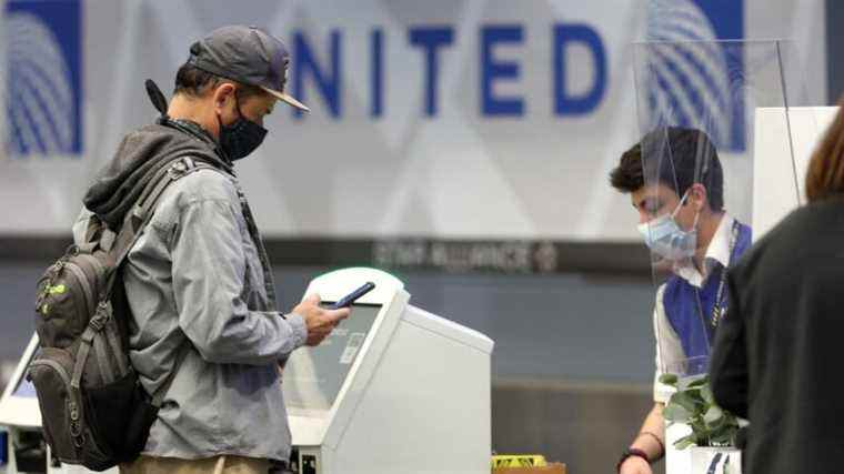 Le PDG de United Airlines est prêt à rembourser les clients qui ne veulent pas voler sans mandat de masque