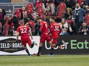 L'attaquant du Toronto FC Jesús Jiménez (9) célèbre un but en première mi-temps contre le New York City FC au BMO Field.