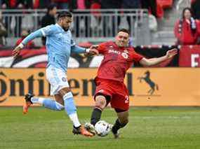 Le défenseur du Toronto FC Shane O'Neill se bat pour le ballon avec l'attaquant du New York City FC Valentin Castellanos.