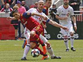 Le milieu de terrain du Toronto FC Michael Bradley se bat pour le ballon avec l'attaquant du Real Salt Lake Jefferson Savarino.