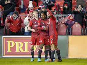 L'attaquant du Toronto FC Jesus Jimenez (à droite) célèbre après avoir marqué contre l'Union de Philadelphie au BMO Field.