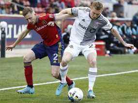 Le défenseur du Real Salt Lake Andrew Brody (à gauche) et l'attaquant du Toronto FC Jacob Shaffelburg s'affrontent en première mi-temps au stade Rio Tinto hier soir.  Le Toronto FC a affronté le Real Salt Lake pour un match nul 2-2.  USA AUJOURD'HUI Sports