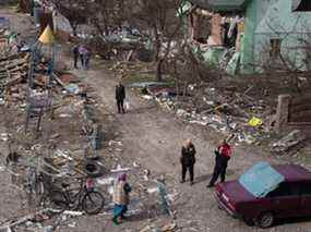 Les gens se réunissent jeudi dans un quartier résidentiel détruit à Borodianka, en Ukraine.