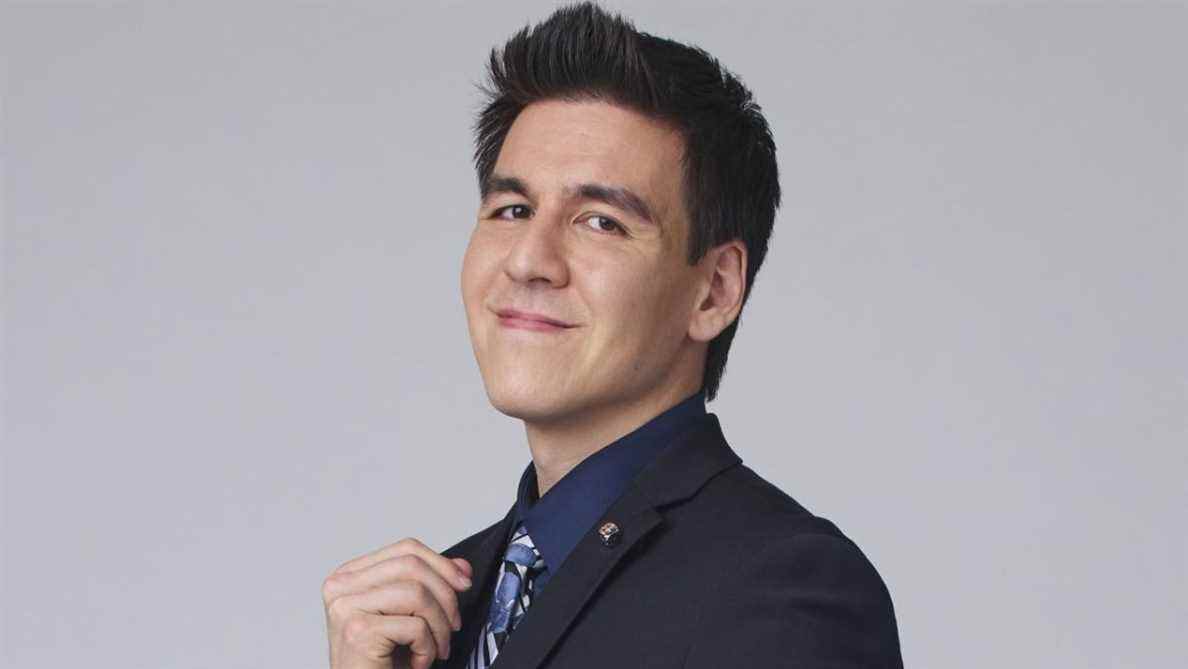 Le champion du jeu télévisé James Holzhauer prend une photo hilarante sur Sitch, l'hôte de Jeopardy, pour faire la promotion de The Chase d'ABC
