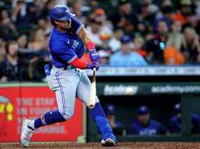 Le joueur de deuxième but des Blue Jays, Santiago Espinal, frappe un coup de circuit au champ gauche contre les Astros lors de la septième manche au Minute Maid Park de Houston, le samedi 23 avril 2022.