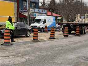 La police de Toronto sur les lieux le 1er avril 2022 sur Lakeshore Blvd.  W. le lendemain d'un accident tuant deux piétons et un conducteur.