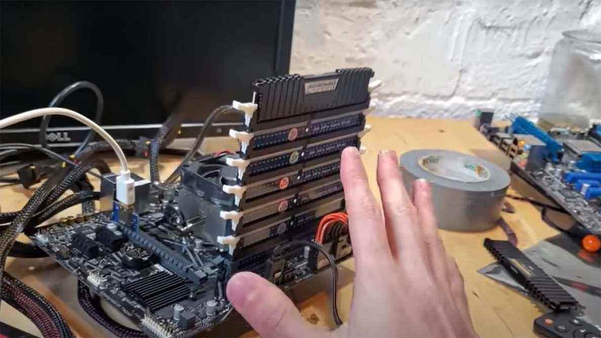 Le constructeur de PC crée une tour penchée de RAM, d'une manière ou d'une autre, le PC démarre toujours
