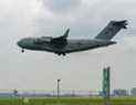 Le C-17 Globemaster de l'Aviation royale canadienne arrive à l'aéroport international Pearson de Toronto depuis la base aérienne d'Ali Al Salem au Koweït le dimanche 8 août 2021, transportant un pont aérien humanitaire de réfugiés afghans.