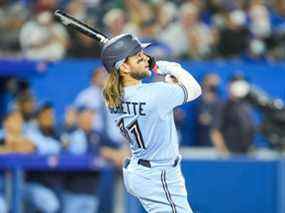 Bo Bichette des Blue Jays frappe un grand chelem contre les Red Sox de Boston en huitième manche lundi soir au Rogers Centre.