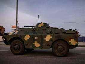 Cette photographie prise le 19 mars 2022 montre une voiture de reconnaissance blindée ukrainienne BRDM-2 à Kiev.