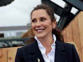 La gouverneure du Michigan, Gretchen Whitmer, visite la piste tout-terrain Ford Bronco lors du salon de l'auto Motor Bella 2021 à Pontiac, Michigan, le 21 septembre 2021.