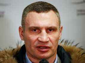 Le maire de Kiev et ancien champion de boxe poids lourd Vitali Klitschko s'entretient avec des journalistes lors de l'ouverture du premier centre de recrutement des Forces de défense territoriale ukrainiennes dans le centre de Kiev, en Ukraine, le 2 février 2022.