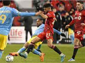 16 avril 2022 ;  Toronto, Ontario, CAN ;  Le milieu de terrain de l'Union de Philadelphie Jose Martinez (8) se bat pour le ballon avec le milieu de terrain du Toronto FC Jonathan Osorio (21) en première mi-temps au BMO Field.