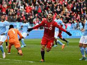 L'attaquant du Toronto FC Jesus Jimenez célèbre après avoir marqué contre le New York City FC.