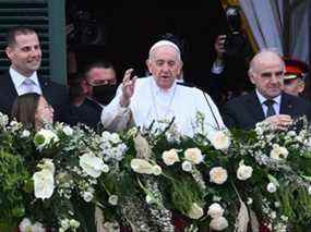 Le pape François, au centre, flanqué du Premier ministre maltais, Robert Abela, à gauche, et du président maltais, George Vella, à droite, salue depuis le balcon du palais présidentiel le 2 avril 2022 à La Valette, Malte, le premier jour du Pape. voyage de deux jours dans l'archipel méditerranéen.