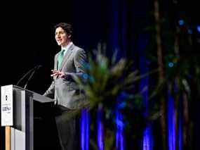 Le premier ministre Justin Trudeau prononce un discours liminaire sur son plan de réduction des émissions au GLOBE Forum 2022 à Vancouver, Colombie-Britannique, Canada le 29 mars 2022. REUTERS/Jennifer Gauthier