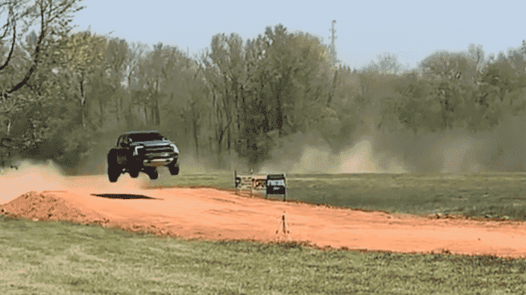 Le propriétaire du Ford F-150 Raptor se casse le dos après un saut hors route