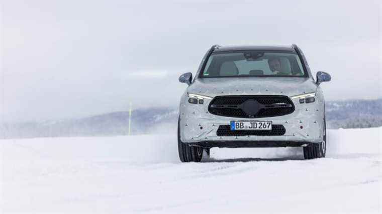 Le prototype Mercedes GLC de nouvelle génération danse dans la neige