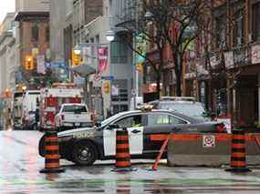 Blocus policier à l'intersection des rues Wellington et Bank lors de la manifestation du « Freedom Convoy » à Ottawa en février.  La police d'Ottawa a déclaré qu'il y aura une «zone d'exclusion des véhicules à moteur» en raison du rassemblement prévu Rolling Thunder Ottawa à Ottawa à partir de la fin de la semaine.