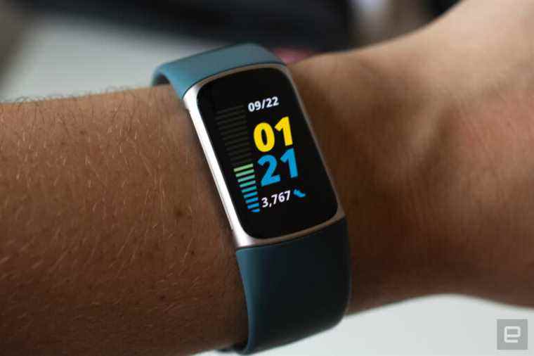 Le tracker Charge 5 de Fitbit est en vente pour 130 $ en ce moment