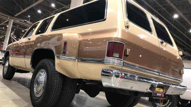 L’enchère continue !  1986 Chevy Suburban Custom Dually Mise à jour des enchères