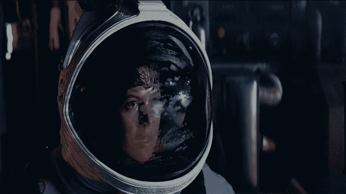 Ripley dans sa combinaison spatiale dans Alien.