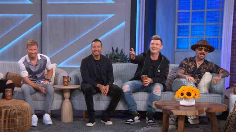 Les Backstreet Boys ont une réaction A + après avoir appris que la mitrailleuse Kelly a vomi à l'un de leurs spectacles
