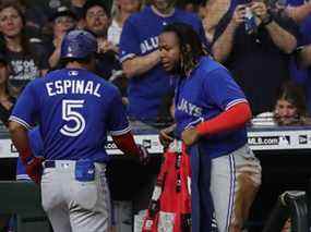 Santiago Espinal # 5 des Blue Jays de Toronto reçoit une veste de Vladimir Guerrero Jr. # 27 après avoir frappé un coup de circuit en cinquième manche contre les Astros de Houston vendredi soir.