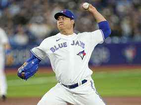 Le lanceur des Blue Jays de Toronto Hyun Jin Ryu lance aux Rangers du Texas lors de la première manche au Rogers Centre de Toronto, le 10 avril 2022.