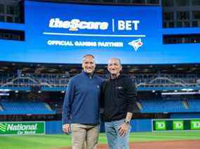 Le président des Blue Jays, Mark Shapiro, à gauche, et John Levy de Score Bet au Rogers Centre.