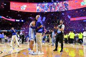 Le garde des Tar Heels de Caroline du Nord RJ Davis (4) est consolé après avoir perdu le match de championnat du tournoi de basket-ball masculin de la NCAA 2022 contre les Jayhawks du Kansas au Caesars Superdome.  Bob Donnan - USA TODAY Sports