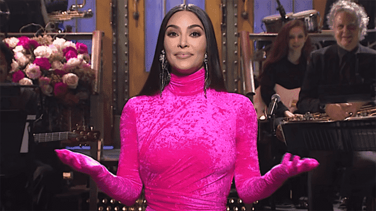 Les Kardashian révèlent que le monologue SNL de Kim a coupé quelques blagues folles sur Tristan Thompson et R. Kelly
