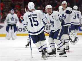 L'attaquant des Maple Leafs de Toronto Alexander Kerfoot est félicité par ses coéquipiers après avoir marqué le vainqueur de la fusillade contre les Capitals de Washington dimanche soir au Capital One Arena.