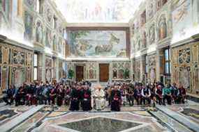 Des délégués de la Manitoba Metis Federation posent pour une photo de groupe avec le pape François lors d'une réunion au Vatican, le 21 avril 2022. Vatican Media/Handout via REUTERS