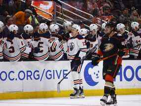 Jesse Puljujarvi (13 ans) des Oilers d'Edmonton célèbre un but contre les Ducks d'Anaheim au Honda Center le dimanche 03 avril 2022 à Anaheim, en Californie.