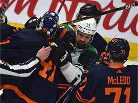 Le gardien de but des Oilers d'Edmonton Mike Smith (41 ans) et les Stars de Dallas Jamie Benn (14 ans) se lancent dans un match de poussée lors d'une action de la LNH à Rogers Place à Edmonton, le 20 avril 2022. Ed Kaiser/Postmedia