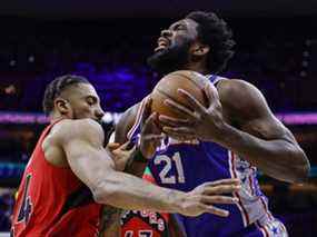 Joel Embiid # 21 des Philadelphia 76ers affronte Khem Birch # 24 des Raptors de Toronto au premier quart lors du cinquième match du premier tour de la Conférence de l'Est au Wells Fargo Center lundi soir.