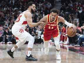 Le garde des Atlanta Hawks Trae Young (11 ans) contrôle le ballon tandis que le garde des Raptors de Toronto Fred VanVleet (23 ans) tente de se défendre à la Scotiabank Arena.