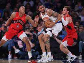 Obi Toppin des New York Knicks sécurise le ballon alors que Scottie Barnes (à gauche) et Malachi Flynn (à droite) des Raptors défendent pendant la première mi-temps au Madison Square Garden le dimanche 10 avril 2022.