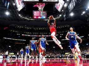 Precious Achiuwa des Raptors de Toronto va au panier contre Danny Green des 76ers de Philadelphie lors de la seconde moitié de leur match de basket-ball à la Scotiabank Arena le 7 avril 2022 à Toronto, Ontario, Canada.