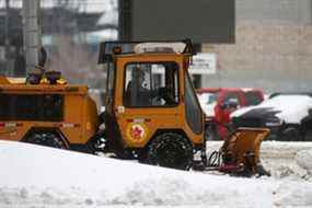 Des chasse-neige commencent à dégager les rues et les trottoirs lors d'une pause dans une tempête de neige à Winnipeg, le 13 avril 2022.