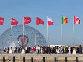 Les gens se rassemblent lors d'une cérémonie de lever du drapeau des pays nouvellement qualifiés pour la Coupe du monde 2022 dans la capitale qatarie Doha, le 30 mars 2022. La police de la circulation a regardé nerveusement une foule de la Coupe du monde faire une marque dans la capitale du Qatar alors que la FIFA préparait le terrain pour des rassemblements encore plus importants lors de l'événement en annonçant que 800 000 billets ont déjà été vendus.