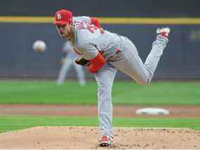 16 avril 2022 ;  Milwaukee, Wisconsin, États-Unis ;  Le lanceur partant des Cardinals de St. Louis, Steven Matz (32 ans), livre contre les Brewers de Milwaukee lors de la première manche à l'American Family Field.