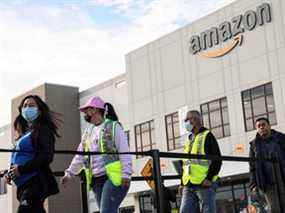 Les travailleurs font la queue pour voter pour une élection syndicale au centre de distribution JFK8 d'Amazon dans le quartier de Staten Island à New York.