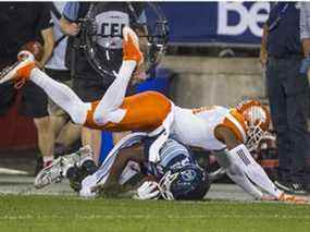 Les Argonauts de Toronto Andre Durie et les Lions de la Colombie-Britannique Ryan Phillips lors de l'action de la LCF en 2e mi-temps au BMO Field à Toronto, Ont.  le mercredi 31 août 2016.