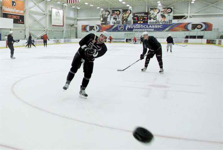 Les entraîneurs poursuivent les Flyers de Philadelphie, alléguant que Zambonis les a rendus gravement malades