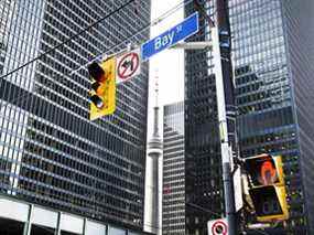 Le quartier financier de Bay Street et King Street à Toronto.